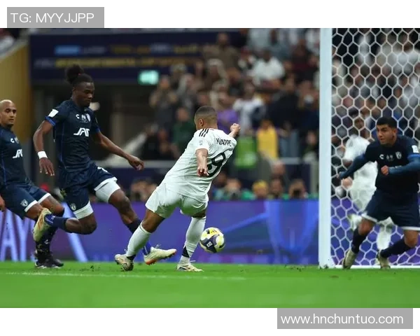 意甲大战：皇马狂胜AC米兰五球大捷帽子戏法点燃全场激情