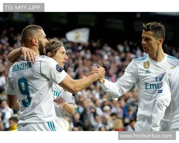 德甲激战：拜仁狂胜皇马6比2神奇扑救点燃全场激情